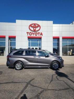 2022 Toyota Sienna XLE 8 Passenger