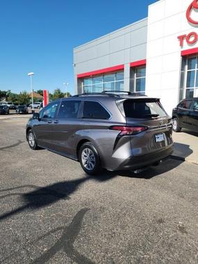 2022 Toyota Sienna XLE 8 Passenger