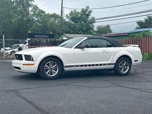 2005 Ford Mustang Deluxe
