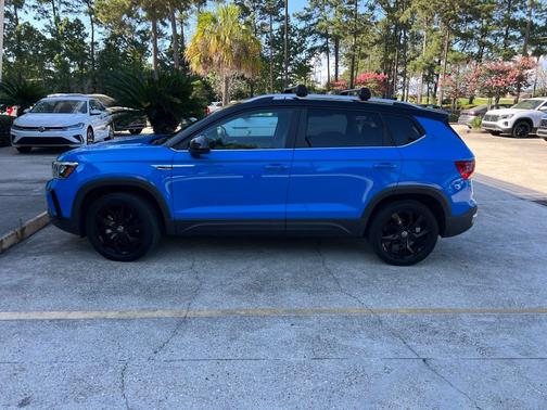Cornflower Blue Metallic / Black Roof 2024 Volkswagen Taos 1.5T SE