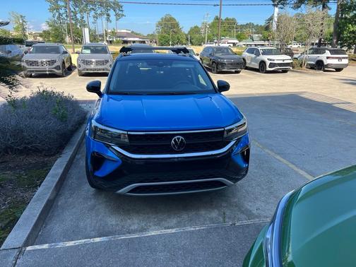 Cornflower Blue Metallic / Black Roof 2024 Volkswagen Taos 1.5T SE