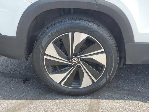 Pure White 2025 Volkswagen Taos 1.5T SE