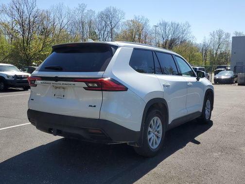 Pearl 2024 Toyota Grand Highlander XLE