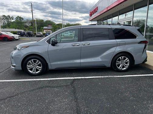 Cement 2023 Toyota Sienna XSE 7 Passenger