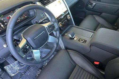 Fuji White 2025 Land Rover Discovery P300 S