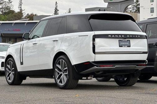 Fuji White 2026 Land Rover Range Rover P550e SE