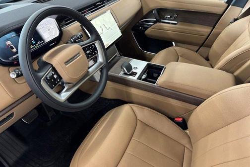 Fuji White 2026 Land Rover Range Rover P550e SE