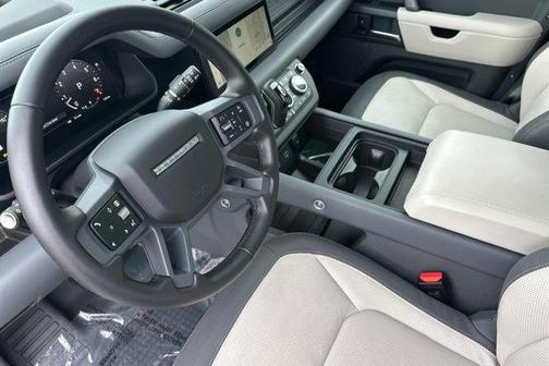 2024 Land Rover Defender P400 X-Dynamic SE