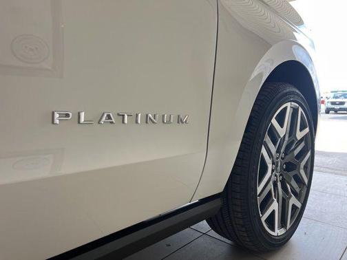 Star White Metallic Tri-Coat 2026 Ford Expedition Max Platinum