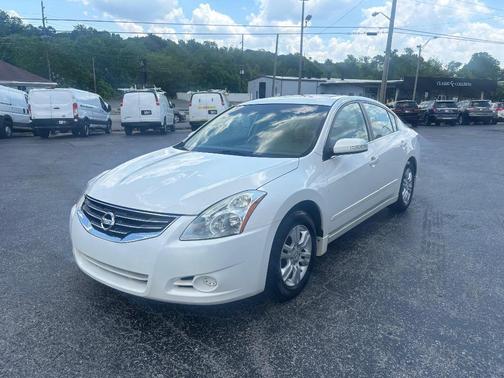 White 2011 Nissan Altima 2.5 SL