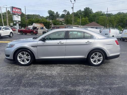 Ingot Silver Metallic 2018 Ford Taurus SE