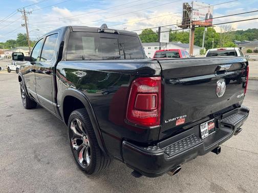 Diamond Black Crystal Pearlcoat 2021 RAM 1500 Limited