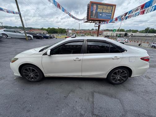 Blizzard Pearl 2016 Toyota Camry SE w/Special Edition Pkg