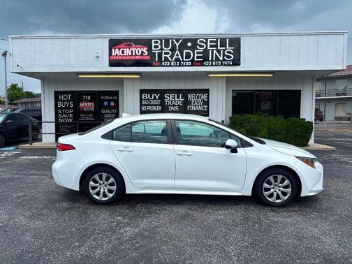 White 2021 Toyota Corolla LE