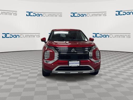 Red 2023 Mitsubishi Outlander SE