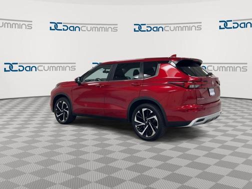 Red 2023 Mitsubishi Outlander SE