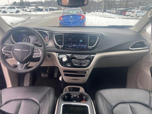 2024 Chrysler Pacifica Touring-L