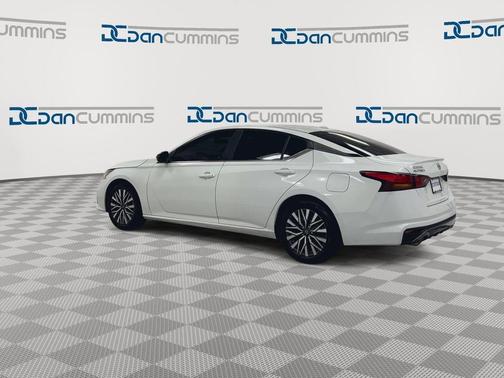 Glacier White 2022 Nissan Altima 2.5 SR