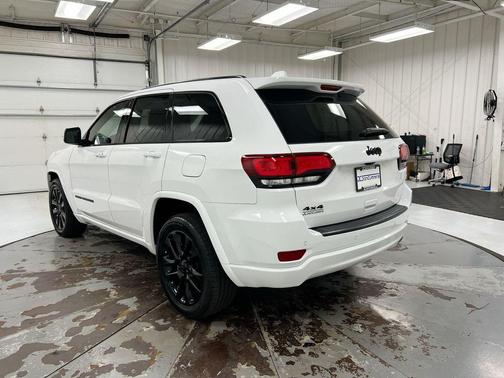 Bright White Clearcoat 2021 Jeep Grand Cherokee Laredo X