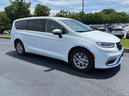 2023 Chrysler Pacifica Touring-L