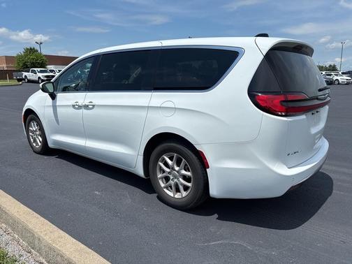 2023 Chrysler Pacifica Touring-L