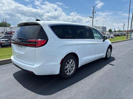 2023 Chrysler Pacifica Touring-L