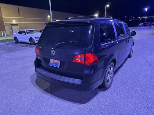 2011 Volkswagen Routan SE