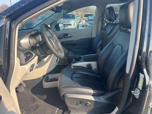 2024 Chrysler Pacifica Touring-L