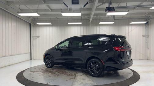 Diamond Black 2026 Chrysler Pacifica Limited