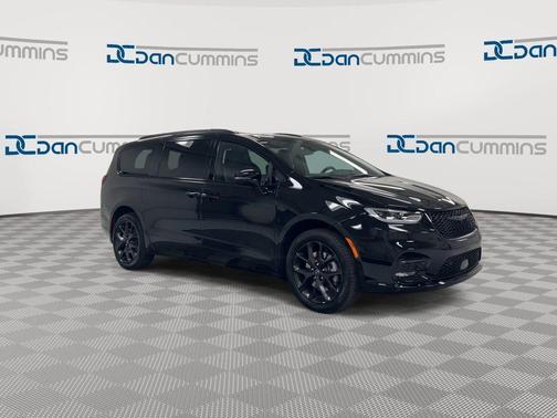 Diamond Black 2026 Chrysler Pacifica Limited