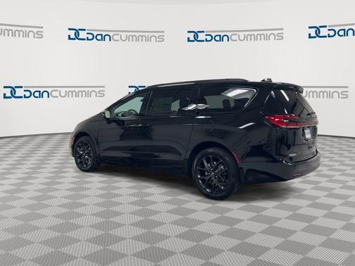 Diamond Black 2026 Chrysler Pacifica Limited