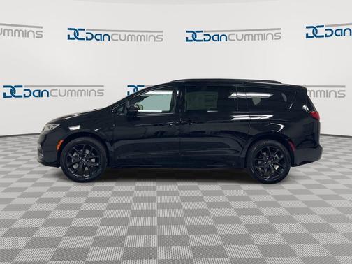 Diamond Black 2026 Chrysler Pacifica Limited