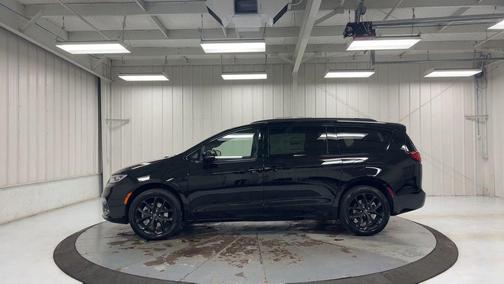 Diamond Black 2026 Chrysler Pacifica Limited