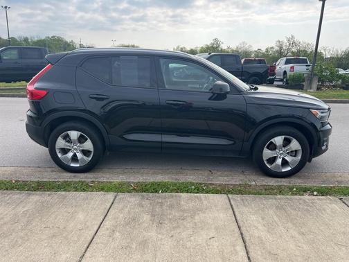 2022 Volvo XC40 T5 Momentum