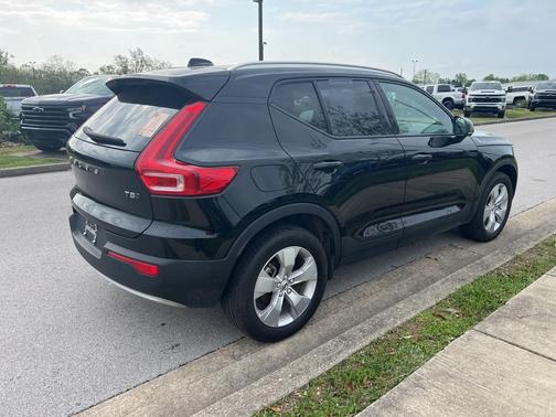 2022 Volvo XC40 T5 Momentum