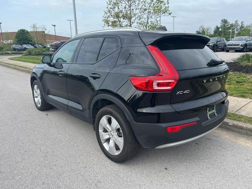2022 Volvo XC40 T5 Momentum