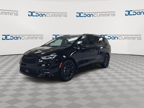 Diamond Black 2026 Chrysler Pacifica Select