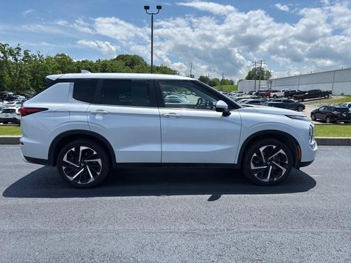 2023 Mitsubishi Outlander SE