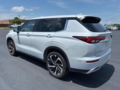 2023 Mitsubishi Outlander SE