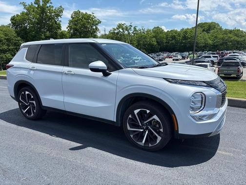 2023 Mitsubishi Outlander SE