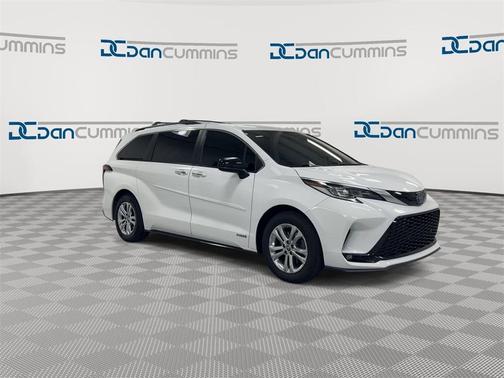 2021 Toyota Sienna XSE 7 Passenger