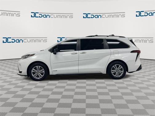 2021 Toyota Sienna XSE 7 Passenger