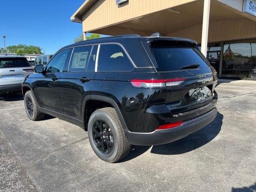 Diamond Black 2026 Jeep Grand Cherokee Laredo