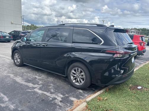 2024 Toyota Sienna XLE