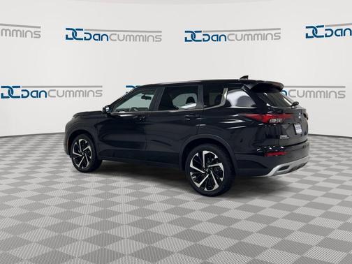 Black 2024 Mitsubishi Outlander SE