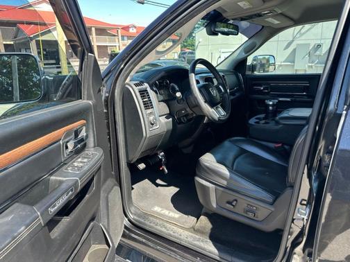 Brilliant Black Crystal Pearlcoat 2016 RAM 1500 Laramie
