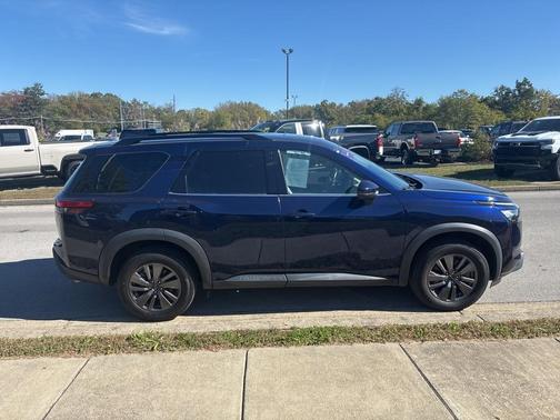 2023 Nissan Pathfinder SV