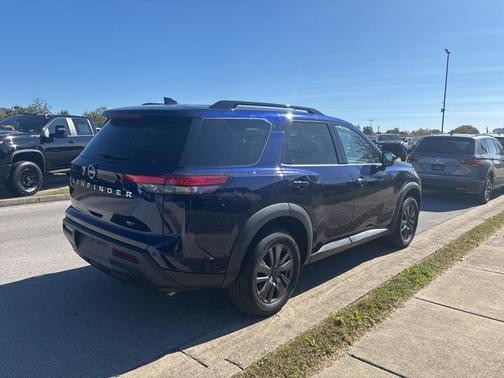 2023 Nissan Pathfinder SV