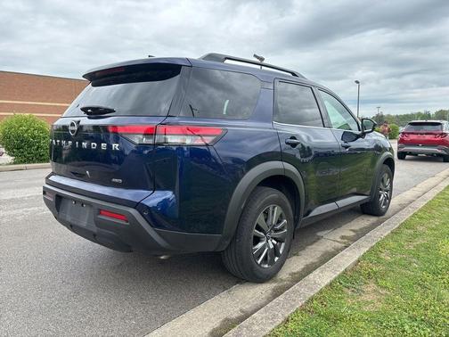 2025 Nissan Pathfinder SV