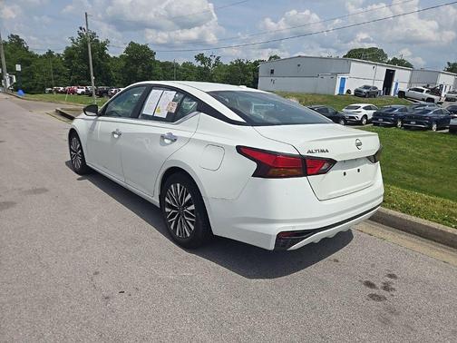 Glacier White 2025 Nissan Altima SV